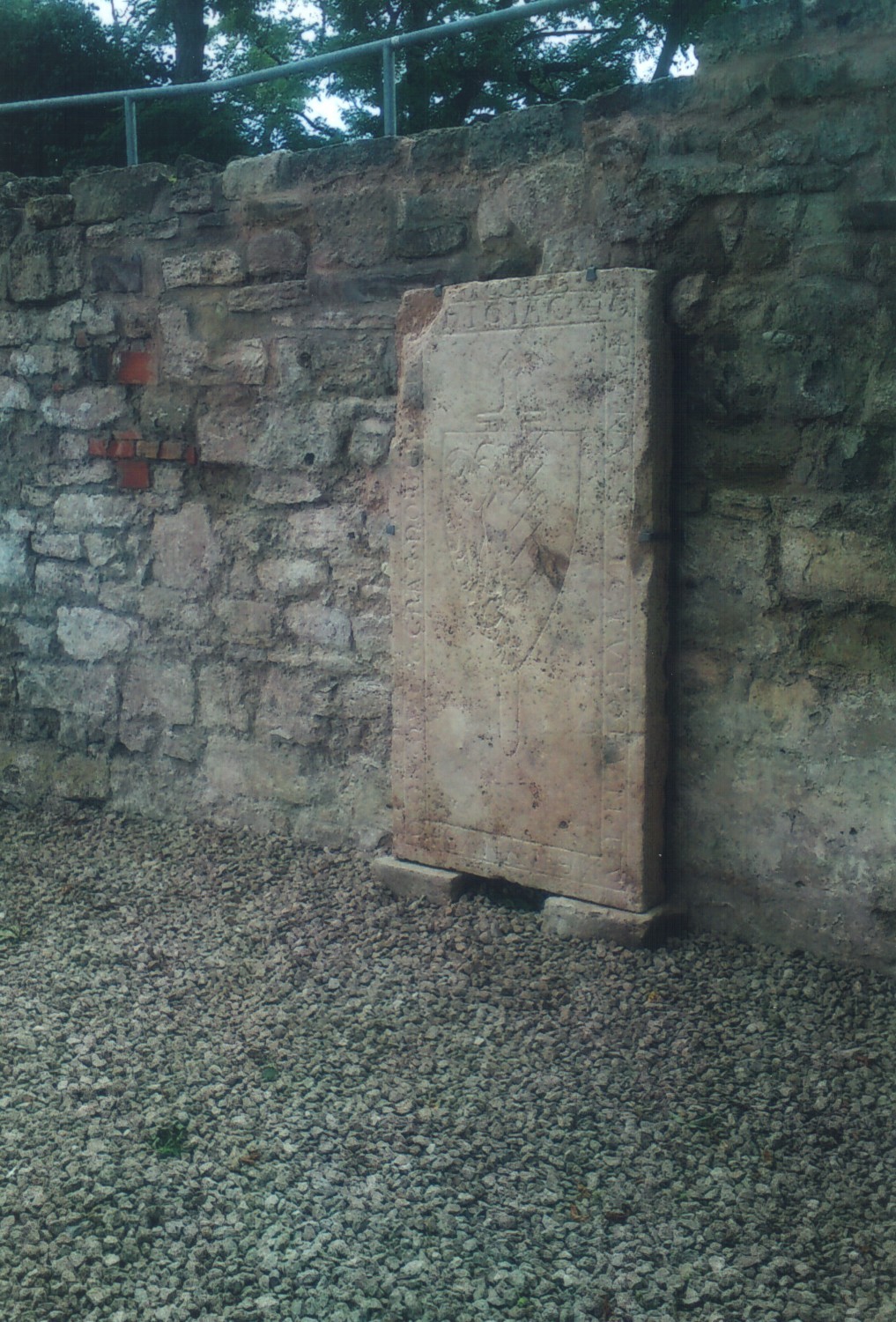 25.06.2012 – Aufstellen der restaurierten, historischen Grabplatte des Albert von Herbsleben aus dem 13. Jahrhundert